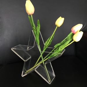 pentole di lusso con vaso di fiori in lucite chiaro 