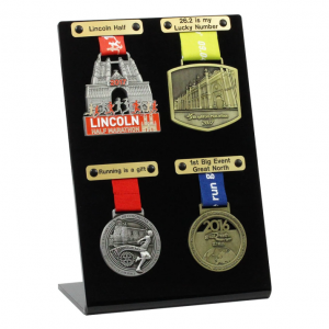 fabbrica direttamente in vendita display per medaglie acriliche desktop per quattro medaglie 