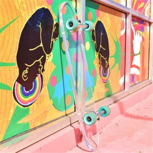 skateboard in acrilico trasparente dal nuovo design moderno 