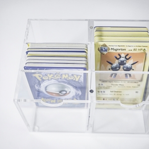 Nuova scatola di visualizzazione acrilica per carte TCG di Pokemon Custom Game Case con base 