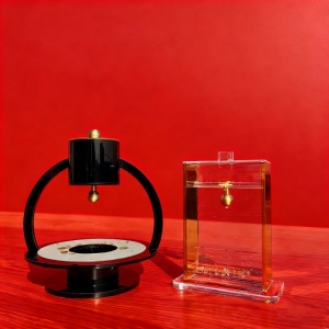 Lucite moderna Mayim Acharonim