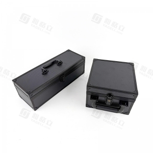 Valigetta rigida in alluminio con apertura superiore a manubrio e serratura. 