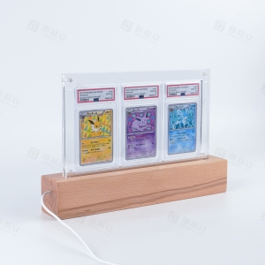 Espositore in acrilico a 3 scomparti con luce LED e base in legno. 
