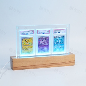 Espositore in acrilico a 3 scomparti con luce LED e base in legno. 