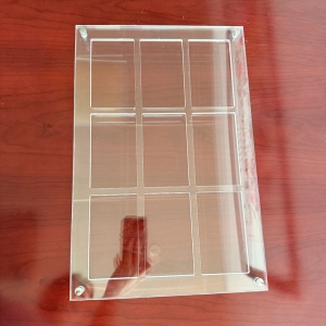 Cornice espositiva in acrilico trasparente a 9 slot per buste booster 