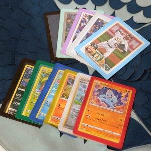 Toploader rigido colorato per carte collezionabili con retro e bordi rinforzati 